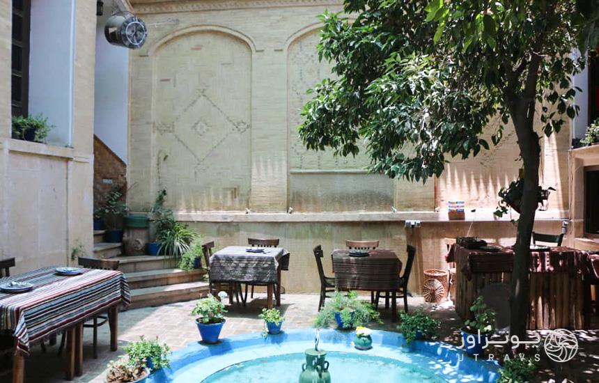 حیاط خانه سنتی پرهامی شیراز